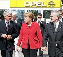 Bundeskanzlerin Angela Merkel traf Hans Demant (rechts), Vorsitzender der Opel-Geschäftsleitung, bei einem Besuch im Autohaus von Manfred Eggert (links). Foto: Auto-Reporter/Opel 